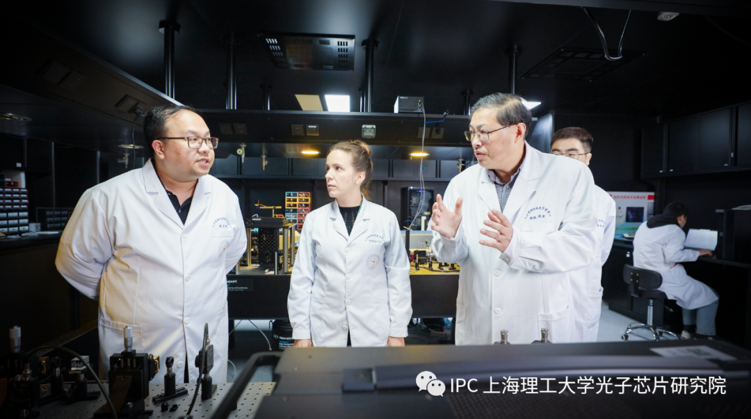 顾敏、王立群学长荣获2023年上海市“白玉兰纪念奖”